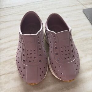 Native Shoes Kids Slip-On Sandals in Dusty Mauve